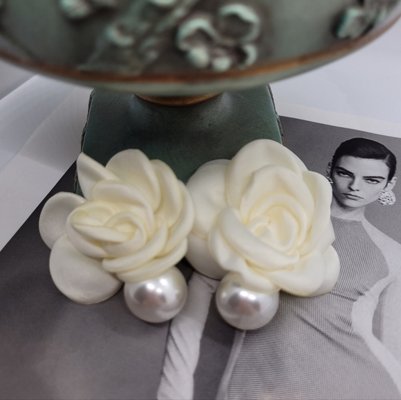 NWT Elegant Ivory Flower & Pearl Design Stud Earrings - Picture 11 of 14